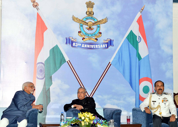 भारतीय सेना के सर्वोच्च कमांडर राष्ट्रपति प्रणब मुखर्जी वायुसेना अध्यक्ष के स्वागत समारोह में
