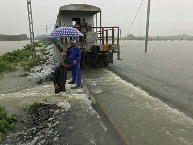 तस्वीरें दिखा रहीं असम में बाढ़ का कहर- फोटो - 1