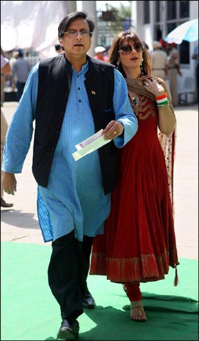 पूर्व विदेश राज्य मंत्री और कांग्रेस नेता शशि थरूर अपनी पत्नी सुनंदा पुष्कर के साथ मैच का लुत्फ उठाने मोहाली पहुंचे।