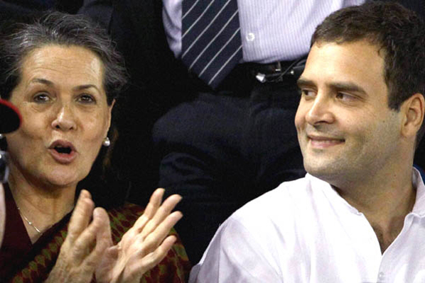 कांग्रेस नेता सोनिया गांधी और युवा नेता राहुल गांधी मैच के दौरान।