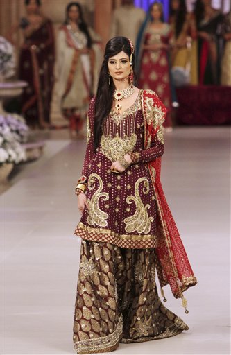 पाकिस्तान का फैशन देखो!