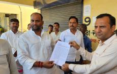 Chandauli News: किसानों को उनका हक दिलवाने के लिए मंडी समिति पहुँचे पूर्व विधायक मनोज सिंह डब्लू