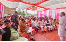 Chandauli News: ग्रामीणों के साथ विधायक सुशील सिंह ने सुनी प्रधानमंत्री मोदी के मन की बात