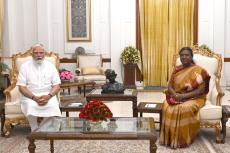 सुप्रीम कोर्ट में वक्फ कानून पर सुनवाई, अचानक राष्ट्रपति के पास पहुंचे पीएम मोदी