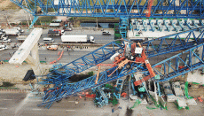 थाईलैंड में रेल हादसे से मची तबाही, चलती ट्रेन पर गिरा कंस्ट्रक्शन क्रेन