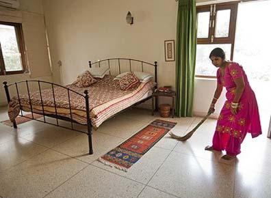 बड़े शहरों के चोंचले अब यूपी में भी, फ़ोन करो और नौकरानी घर में  