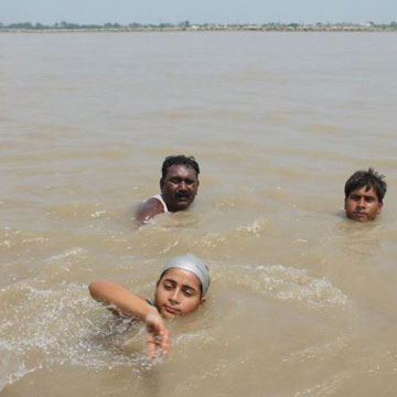 कानपुर से वाराणसी 570 किलोमीटर तैरते हुए जाएगी 11 साल की ये बेटी