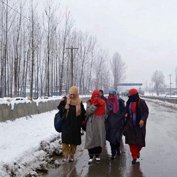 बर्फबारी ने फिर से लौटा दी 'जमीन की जन्नत' की रौनक