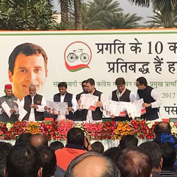 पीएम मोदी को लोगों के बाथरूम में झांकने की आदतः मतदान के दिन साझा प्रेस वार्ता में राहुल-अखिलेश