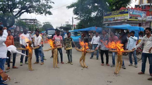 श्रमिकों की समस्याओं से क्षुब्ध आटसा ने मोरान में मुख्यमंत्री सहित असम टी कंपनी के मालिक का पुतला फूंका