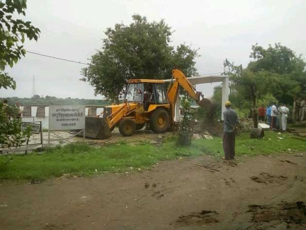 ...और तोड़ दिया गया गांधी का 'दूसरा राजघाट' 