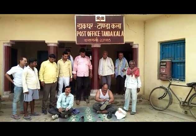 ग्रामीण डाक सेवकों का अनोखा प्रदर्शन, अब किया बूट पॉलिश