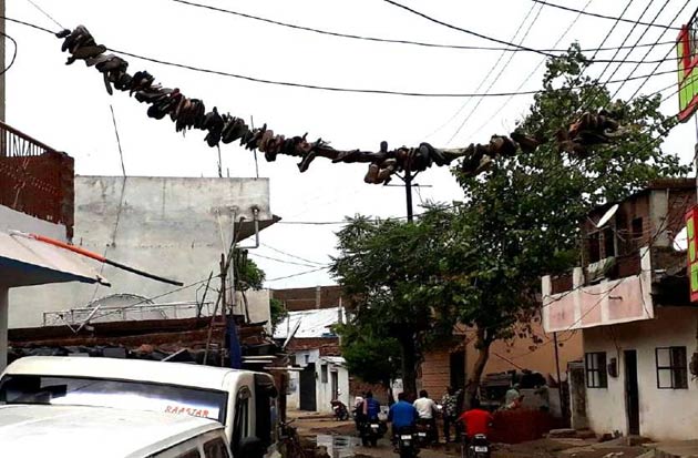 भोपाल में नेताओं के स्वागत में लटकी जूतों की माला