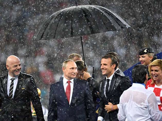 फीफा विश्व कप 2018: बारिश में अतिथियों को भूल  पुतिन ने खुद ओढ़ा छाता, उड़ी खिल्ली
