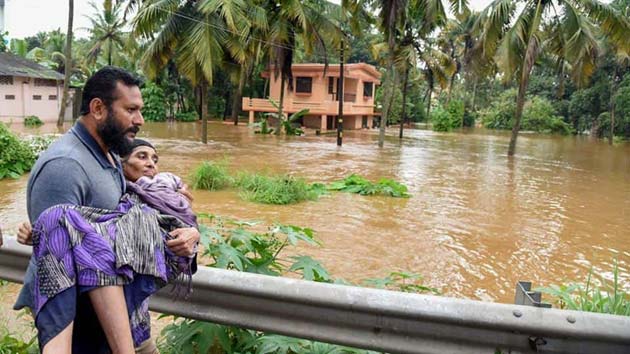 केरल की बाढ़ः मूसलाधार बारिश के बीच 324 की मौत, दो लाख लोग प्रभावित