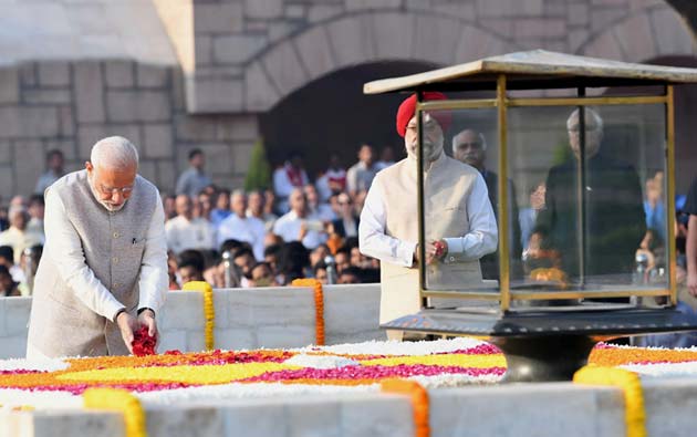 राजघाट समाधि से सेवाग्राम आश्रम तक कृतज्ञ भारत राष्ट्रपिता महात्मा गांधी को दी श्रद्धांजलि