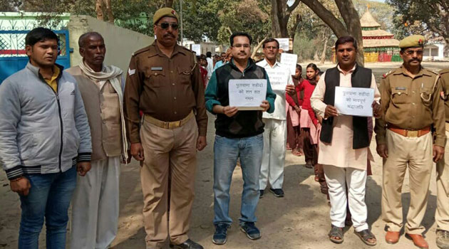 पुलवामा में शहीद हुए सैनिकों के सम्मान में मारुफपुर बाज़ार में मौन जुलूस निकालकर ऐसे श्रधांजलि देते लोग