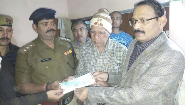 #चंदौली पुलिस की ओर से एसपी संतोष कुमार सिंह ने शहीद के पिता को दिया 2 लाख 62 हजार का चेक