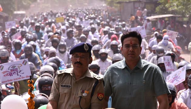 चन्दौली: 6000 मोटरसाइकिल सवार स्थानीय लोग के साथ डीएम एसपी ने निकाली मतदाता जागरूकता रैली 