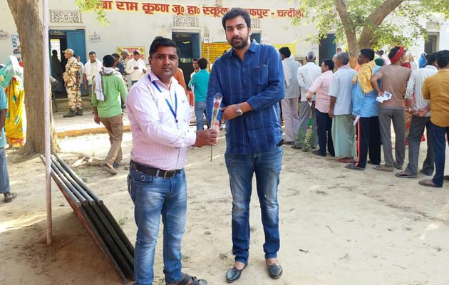 दिव्यांग आइकॉन ब्रांड एम्बेस्डर चंदौली राकेश यादव रौशन ने किया पहला मतदान 