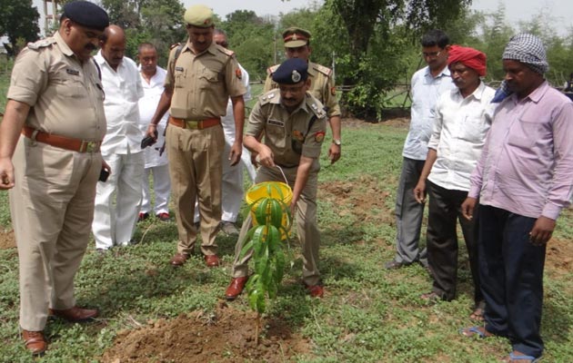 वृक्ष हमारे जीवन का सबसे बड़ा आधार, वृक्ष हैं तो सब कुछ है : पुलिस अधीक्षक चंदौली 