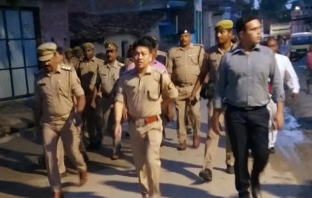 जिलाधिकारी व नवागत पुलिस अधीक्षक चन्दौली पूरे लाव लश्कर के साथ किया पैदल गस्त, शरारती तत्वों पर विशेष नज़र