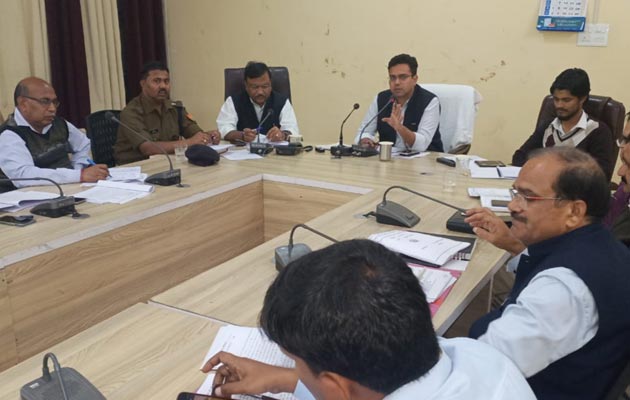 चंदौली में पराली जलाने वाले किसानों के खिलाफ हुई बड़ी कार्यवाही, डीएम हुये सख्त दिया कड़ा निर्देश