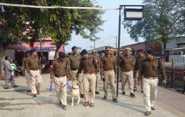 चंदौली: आरपीएफ और जीआरपी ने चलाया चेकिंग अभियान, डॉग स्क़्वायड की मदद से संदिग्धों की ली तलाशी  