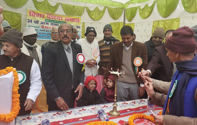 समाज के मार्गदर्शक है पेन्शनर व वरिष्ठ नागरिक: डीएम