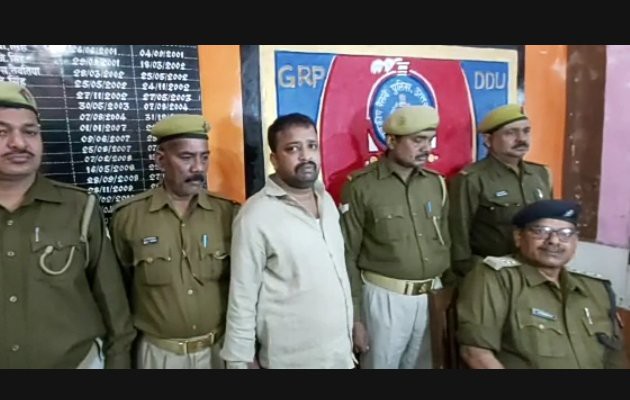 चंदौली: असलहों की तस्करी करते युवक चढ़ा जीआरपी डीडीयू के हत्थे, तस्कर के पास से 7 अदद कंट्री मेड पिस्टल बरामद