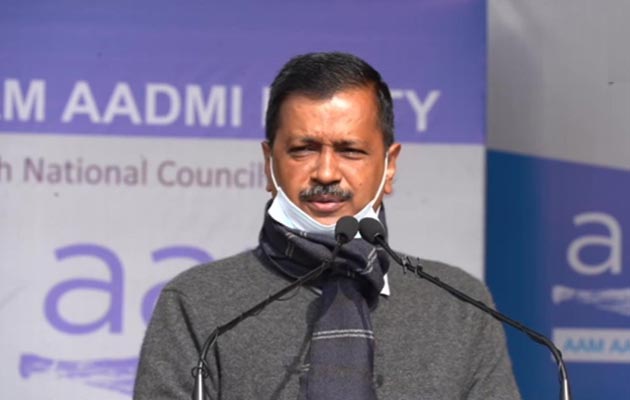 सीएम केजरीवाल ने शहीद के परिवार को सौंपा 1 करोड़ का चेक