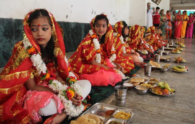 अघोराचार्य बाबा कीनाराम अधोर शोध एवं सेवा संस्थान, आश्रम में पूजी गयी कुमारी कन्याएँ और भैरव के बाल स्वरूप के पखारे गए पाँव