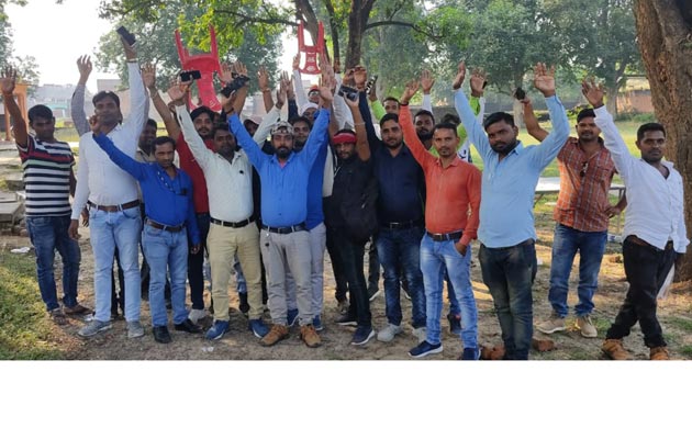 चन्दौली: बकाए वेतन के भुगतान को लेकर बिजली मीटर रीडरों ने किया प्रदर्शन