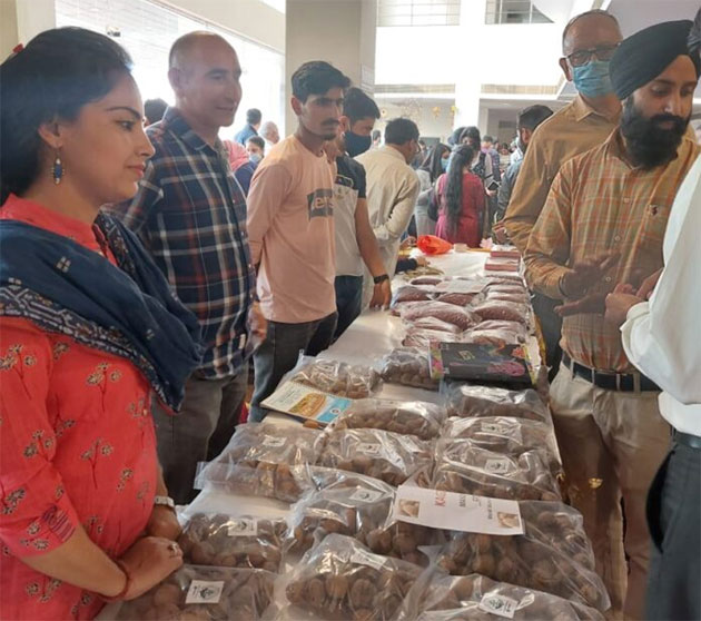 एनसीडीसी ने दीवाली मेले में कारोबार को बढ़ाने के लिए SKUAST-जम्मू से जुड़े एफपीओ उत्पादों को बढ़ावा दिया