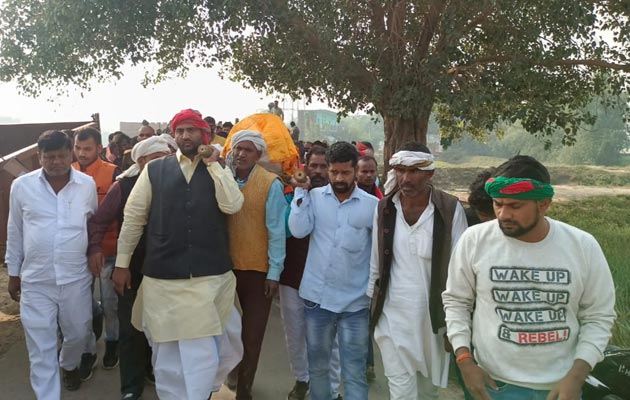 चंदौली: सैयदराजा पूर्व विधायक मनोज सिंह डब्लू ने दिया  अर्थी को कांधा, अंतिम संस्कार में पहुँचे