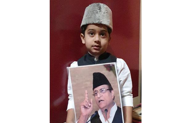 नन्हें उमर पठान ने आजम खान  की रिहाई  पर  अपने घर में शुकराने की नमाज पढ़ी 