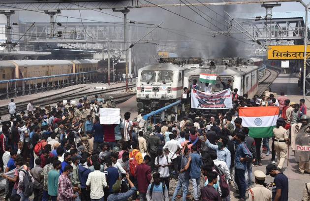 अग्निपथ योजनाः देश में विरोध बढ़ा तो सरकार ने की घोषणा, केंद्रीय सशस्त्र बलों, असम राइफल्स में 10% सीटें आरक्षित, उम्र सीमा में छूट
