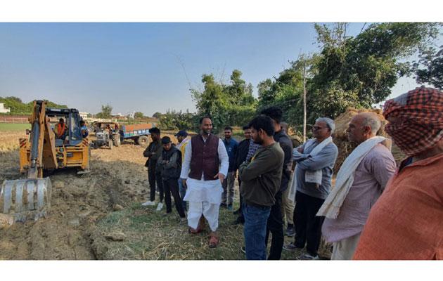 Chandauli News: माधोपुर में नेताजी की कुटिया का निर्माण चालू,  बनेगा आधूनिक लाइब्रेरी और स्टडी हाल