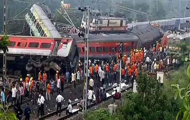 बचावकर्मियों के पीछे पड़ा रेल हादसे का भूत! पानी लगने लगा खून