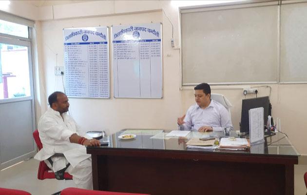 Chandauli News: अधिग्रहण में बेघर हो रहे ग्रामीणों को मिलेगी जमीनः मनोज डब्लू 