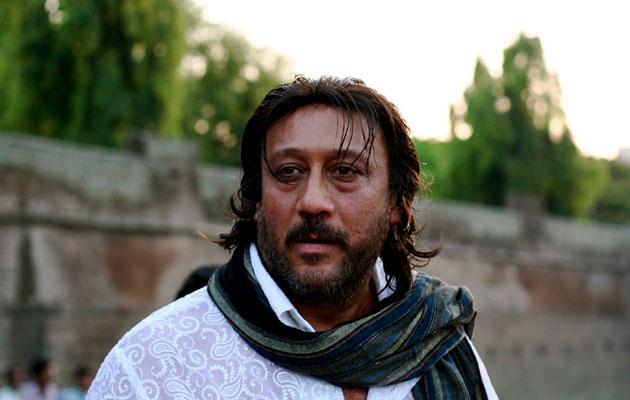 झुग्गियों में रह रहे 100 परिवारों को पालता है ये सुपरस्टार