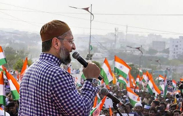सिर पर तिरंगा पगड़ी पहने नजर आए ओवैसी