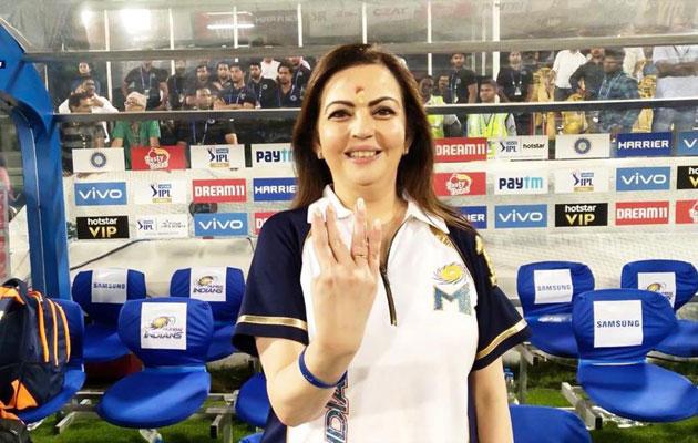पहले खिलाड़ियों को दिया सैनेटाइजर, फिर मिलाया हाथ... IPL 2025 में नीता अंबानी ने ऐसा क्यों किया?