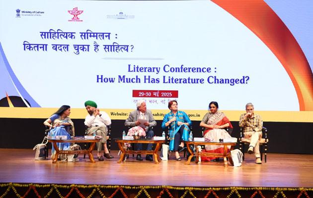 कितना बदल चुका है साहित्य? विषयक साहित्य सम्मिलन संपन्ननारीवादी साहित्य कोई अलग इकाई नहीं है: प्रतिभा राय