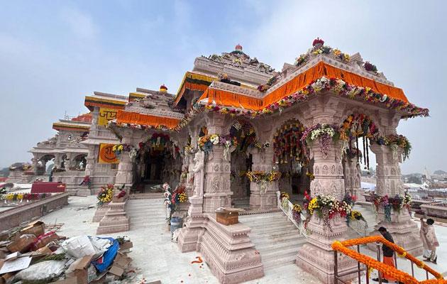 सीएम योगी ने दी फ्लोटिंग रेस्टोरेंट की सौगात, जानें खासियत