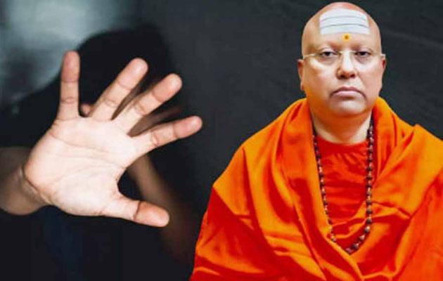 भगवा कुर्ता और माथे से तिलक गायब, पुलिस के हत्थे चढ़ते ही बदल गया चैतन्यानंद का रूप