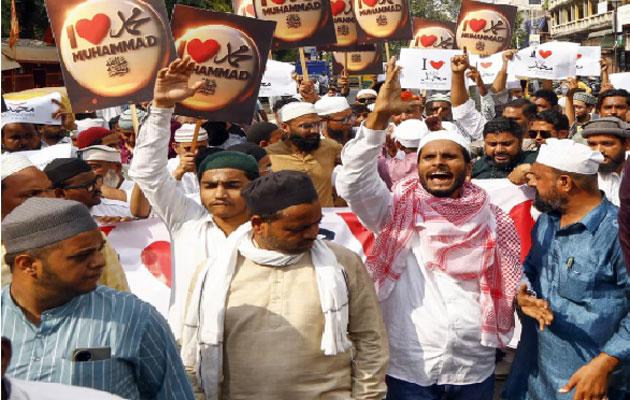 आई लव मोहम्मद की रंगोली तैयार करने पर अहिल्यानगर में बवाल, पुलिस ने भांजी लाठियां