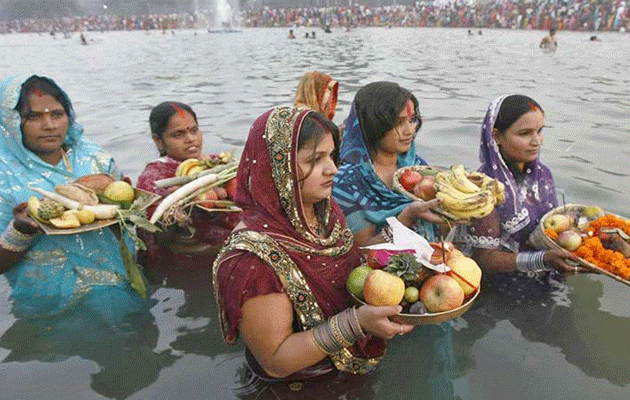 मिट्टी के चूल्हे, आम की लकड़ी, गुड़ और चावल की खीर... जानें खरना का प्रसाद और व्रत की खास परंपरा मिट्टी के चूल्हे, आम की लकड़ी, गुड़ और चावल की खीर... जानें खरना का प्रसाद और व्रत की खास परंपरा