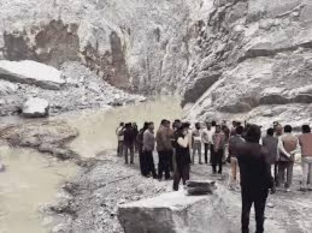 यूपी के सोनभद्र में खनन के दौरान बड़ा हादसा, हेवी ब्लास्टिंग से दरका पहाड़