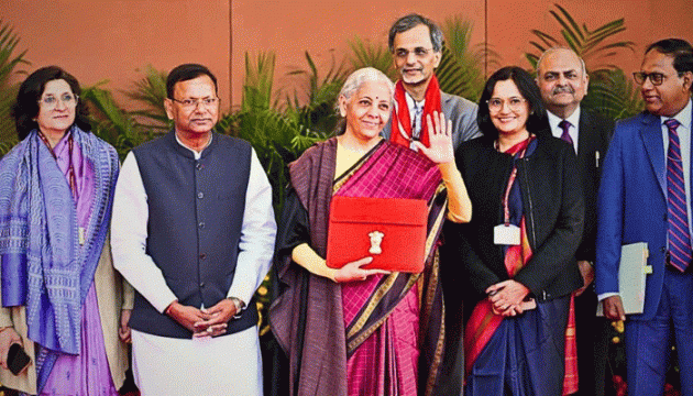 कांजीवरम साड़ी पहन कर्तव्य भवन पहुंचीं निर्मला सीतारमण